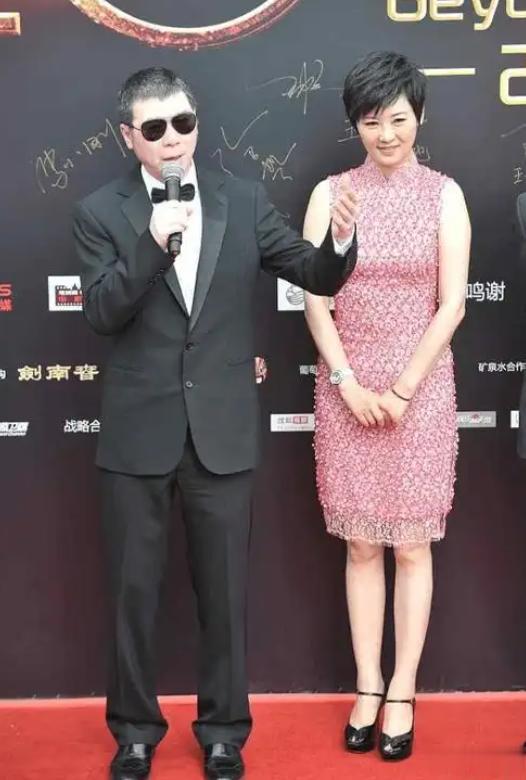 演都不演！徐帆回应离婚传闻后，冯小刚一个举动撕下她的“体面”