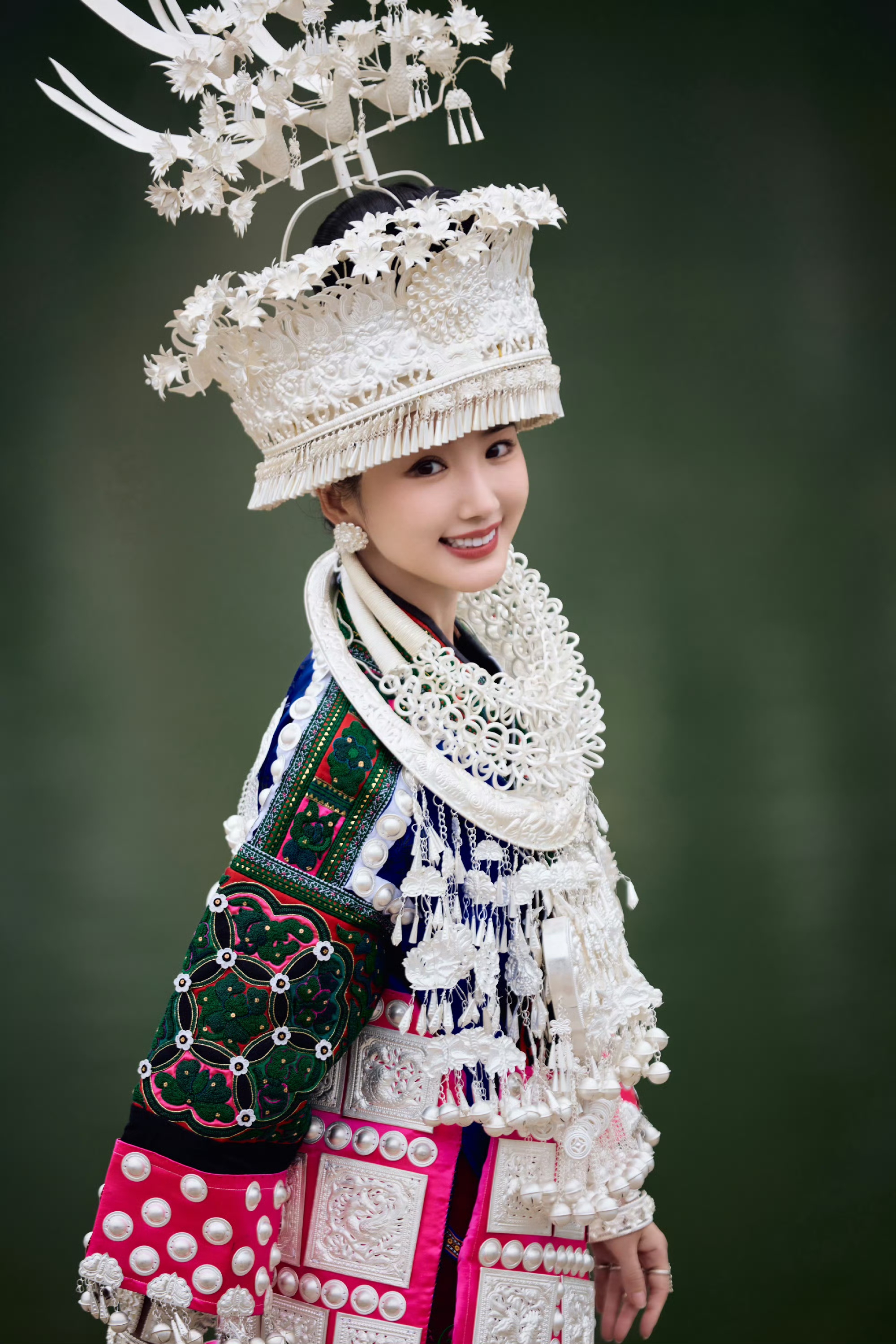 毛晓彤盛装碎片掉落中，穿梭在山水中的时光化作银铃碰撞的脆响