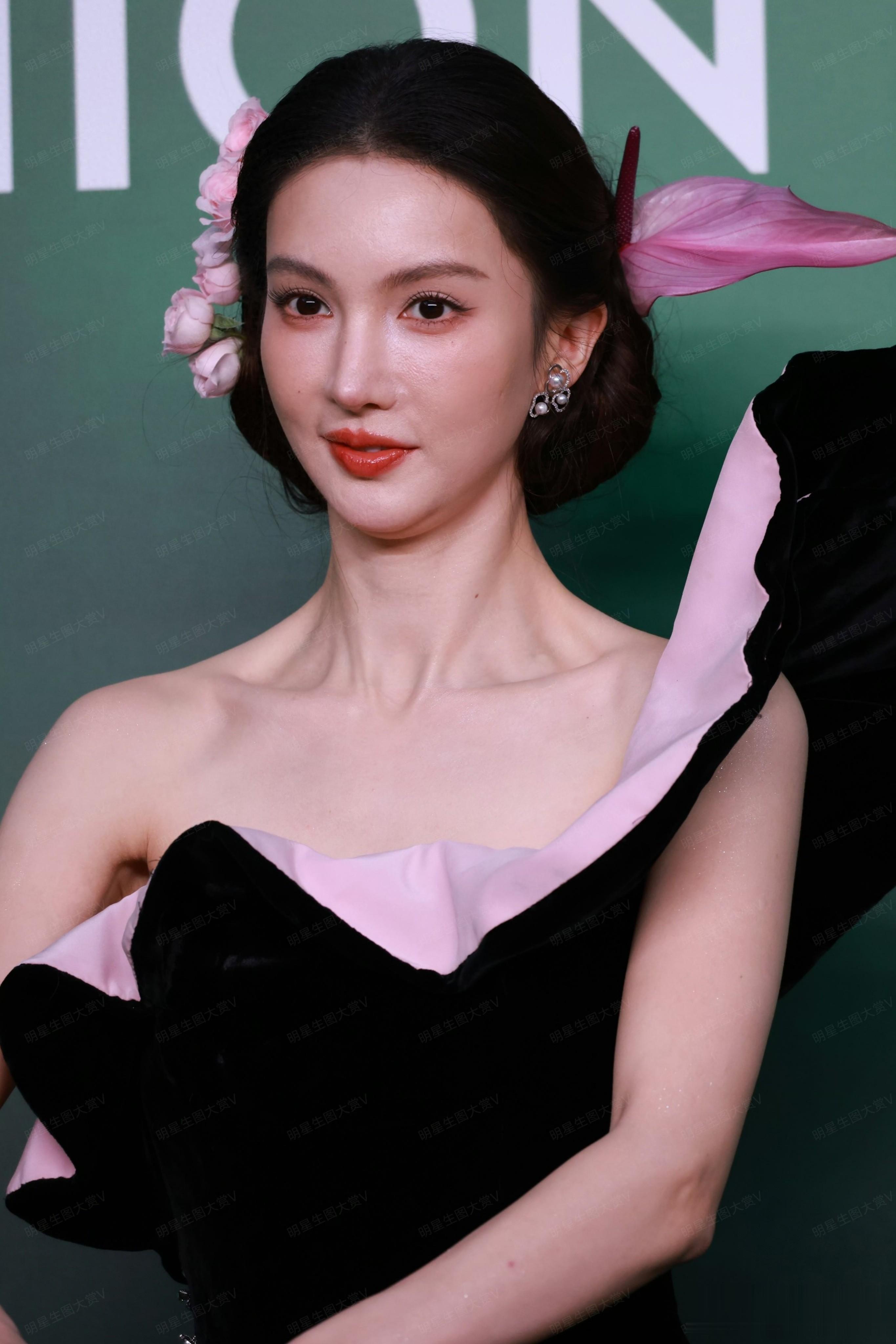 金晨 红毯现场身形丰盈，丝绒礼服勾勒健康曲线，摆脱纸片人印象！