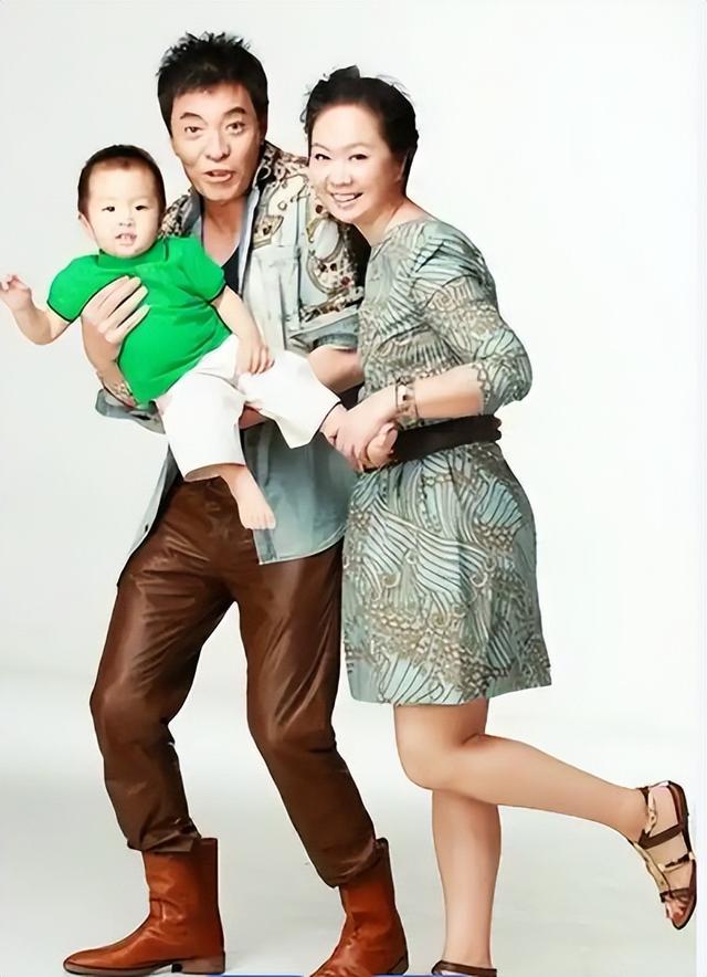 她19岁爱上“老渣男”，相爱7年被抛弃，今43岁脸肿僵硬似蔡明！