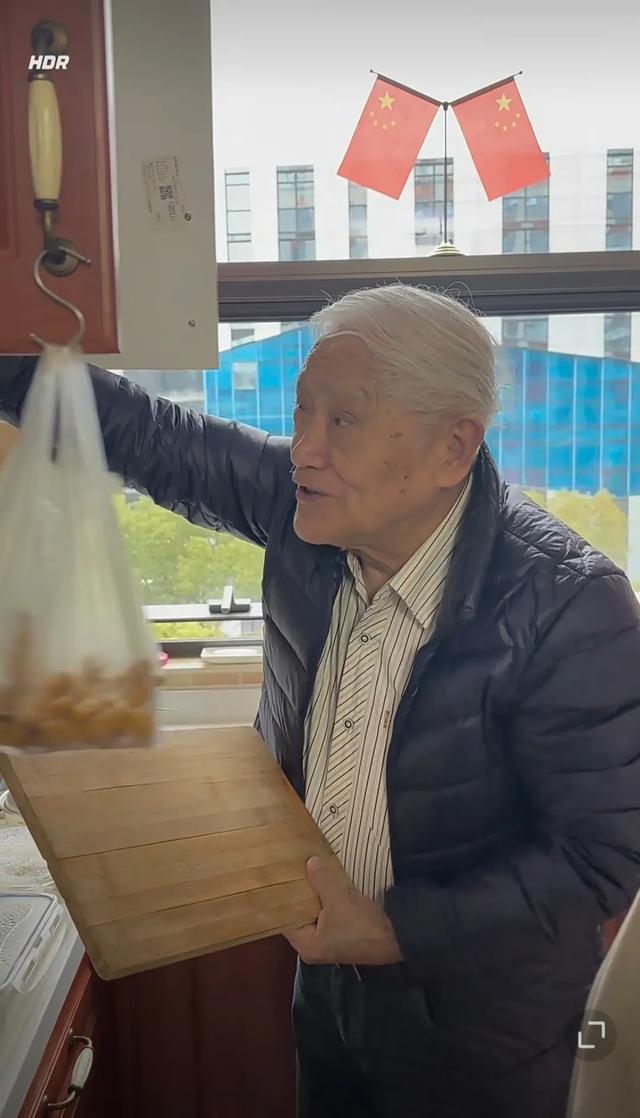 89岁牛犇获好友探望,身形佝偻精神足,独居养老院拒跟演员儿子住