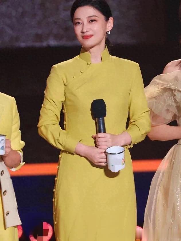 50岁梅婷瘦身后大变样！一身新中式连衣裙+盘发，高级又大气！