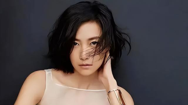 徐静蕾虽然长的不是太好看，但身材确实很突出！