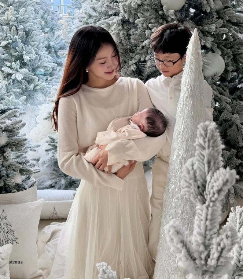 韩国女星离婚后怀孕,女儿早产没有肚脐,她崩溃称:想去捡一个