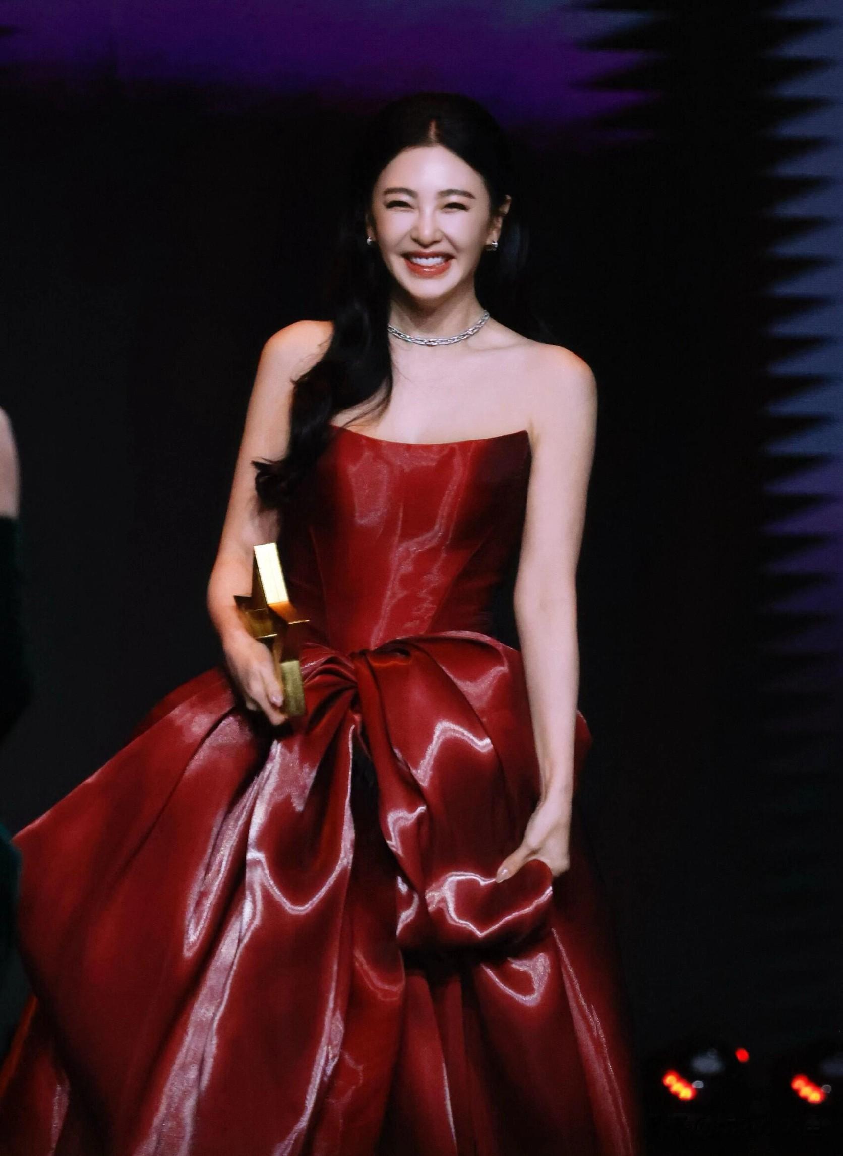 张雨绮出席芭莎珠宝年度盛典，鱼尾裙把腰线掐得巨绝，美到心巴上