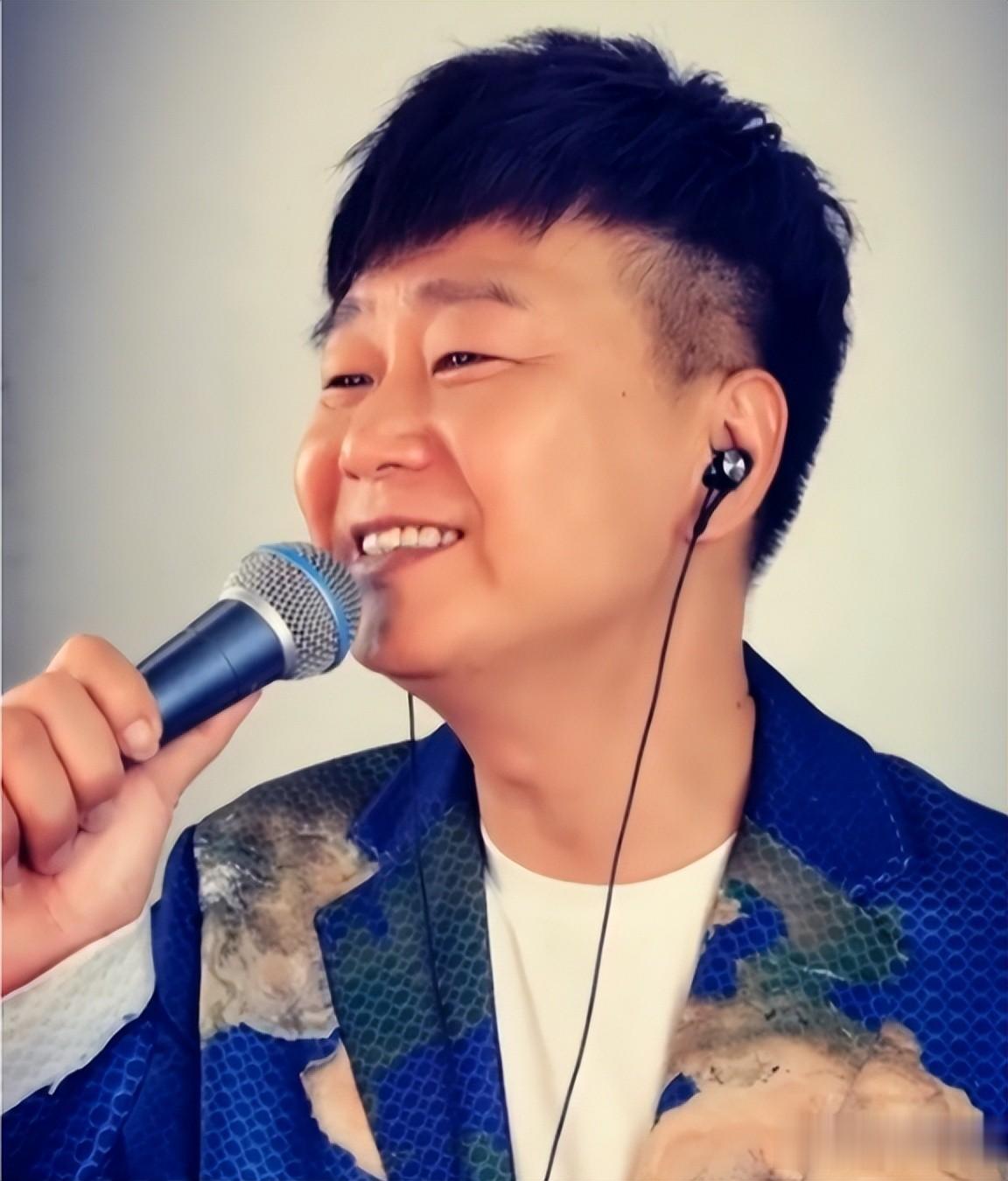 他是内地歌手，拿下香港歌唱比赛冠军后红极一时，却造化弄人