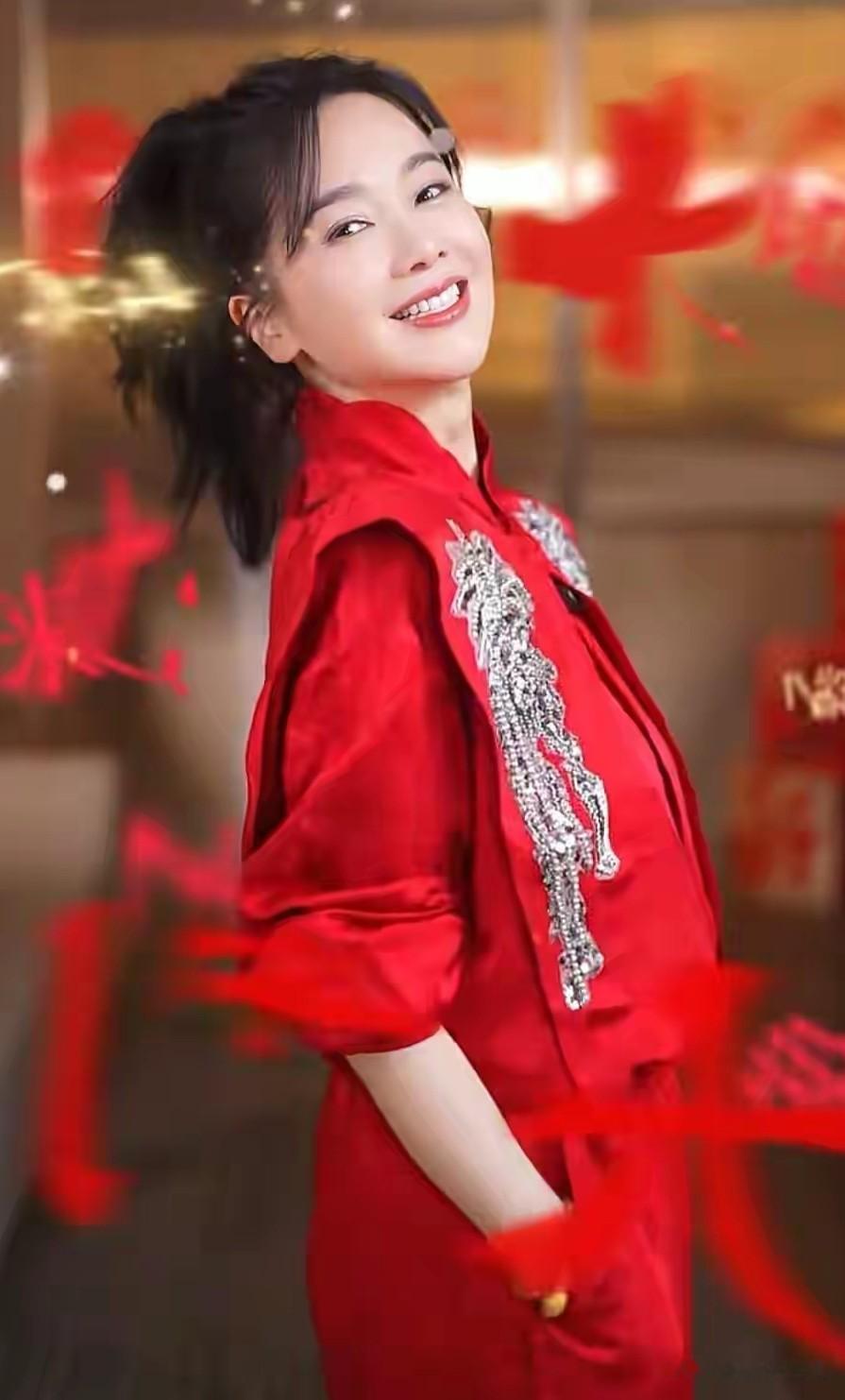48岁左小青穿一身红衣给大家拜年!扎高马尾好年轻美得像个大姑娘