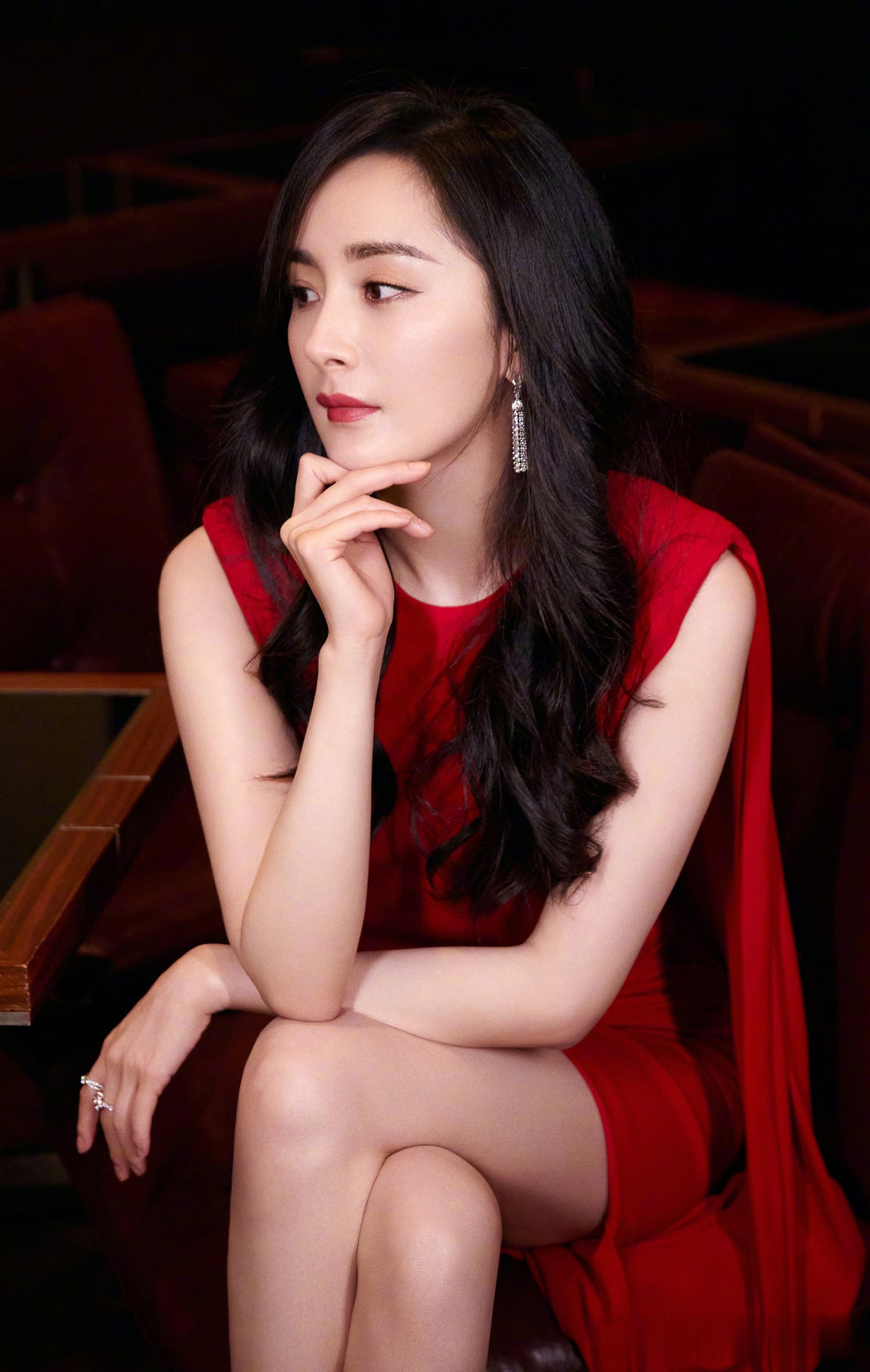 杨幂红裙造型优雅迷人，复古氛围感拉满尽显女神魅力