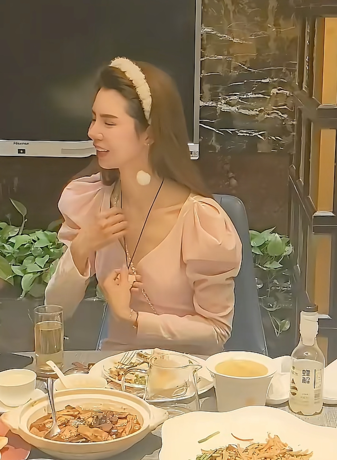 63岁杨议收美女徒弟,女生穿得花枝招展鞠躬敬茶,牵手贴脸引争议