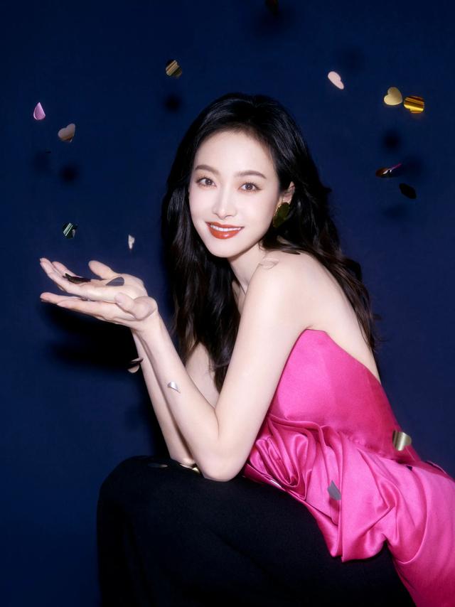 宋茜,芭比粉花朵抹胸裙,每个女孩都有一个公主梦