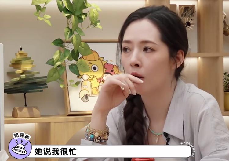 郭碧婷三亚走秀，双目无神被张予曦抢风头，曾曝女儿被同学孤立