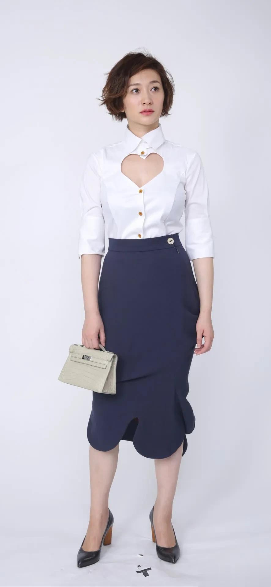 明星高清图片|李小冉,爱心镂空白衬衫,把温柔刻进细节里