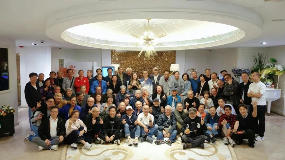 70岁周润发请昔日TVB外景组同事吃饭，开心举V合影