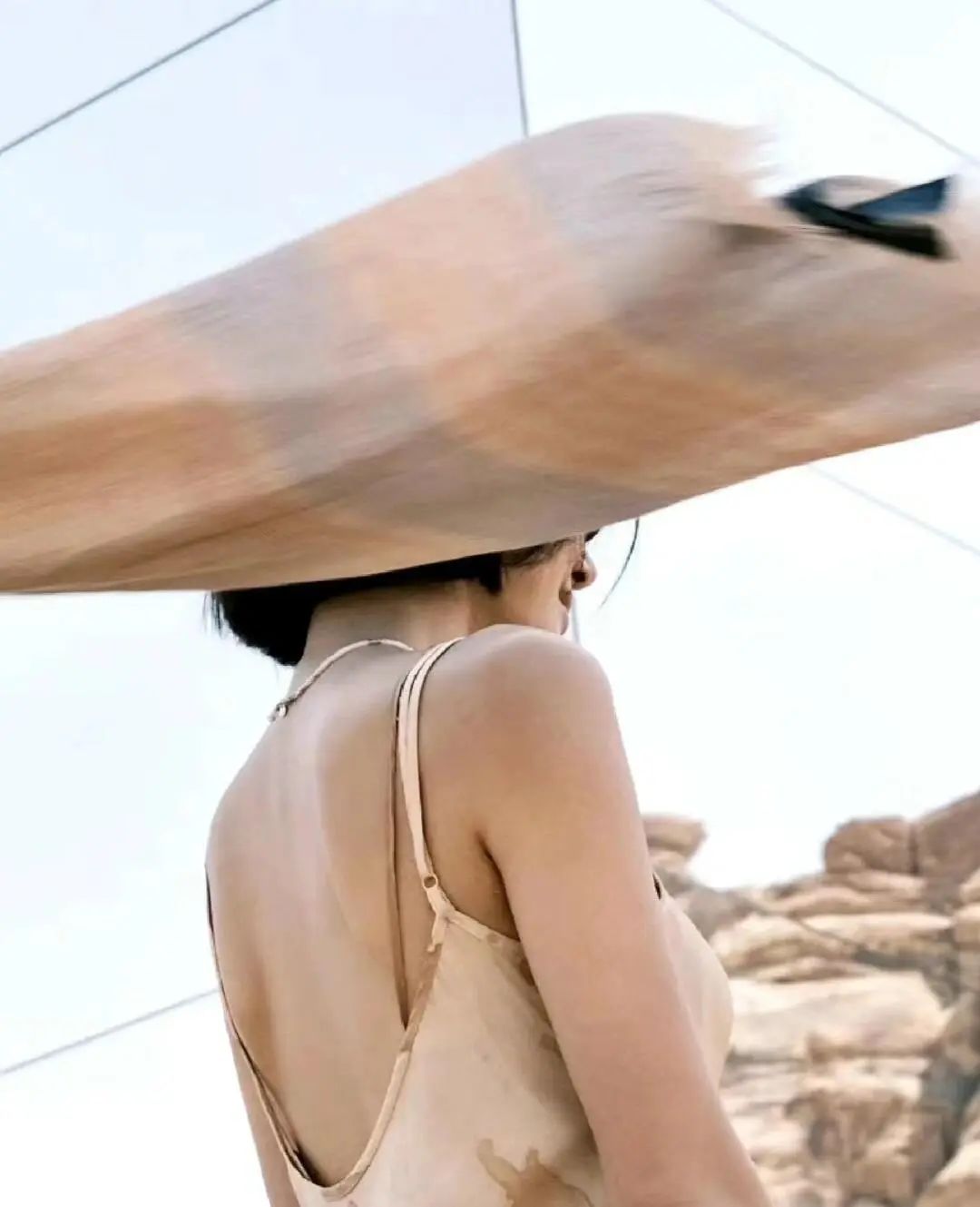 秦岚气质优雅，魅力十足