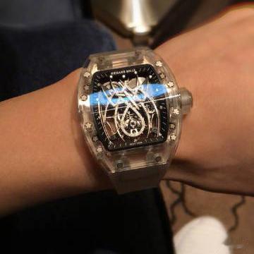 鹿晗心情大好，晒出情侣同款手表，手腕主人不一般，不是关晓彤