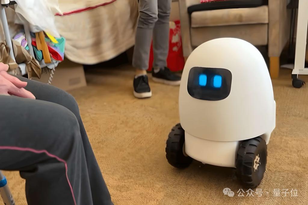 18岁女孩做养老机器人，上线2天卖爆了