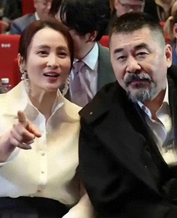 蒋勤勤夫妻机场疑争吵！她低头落泪难掩悲伤，陈建斌眼睛受伤严重