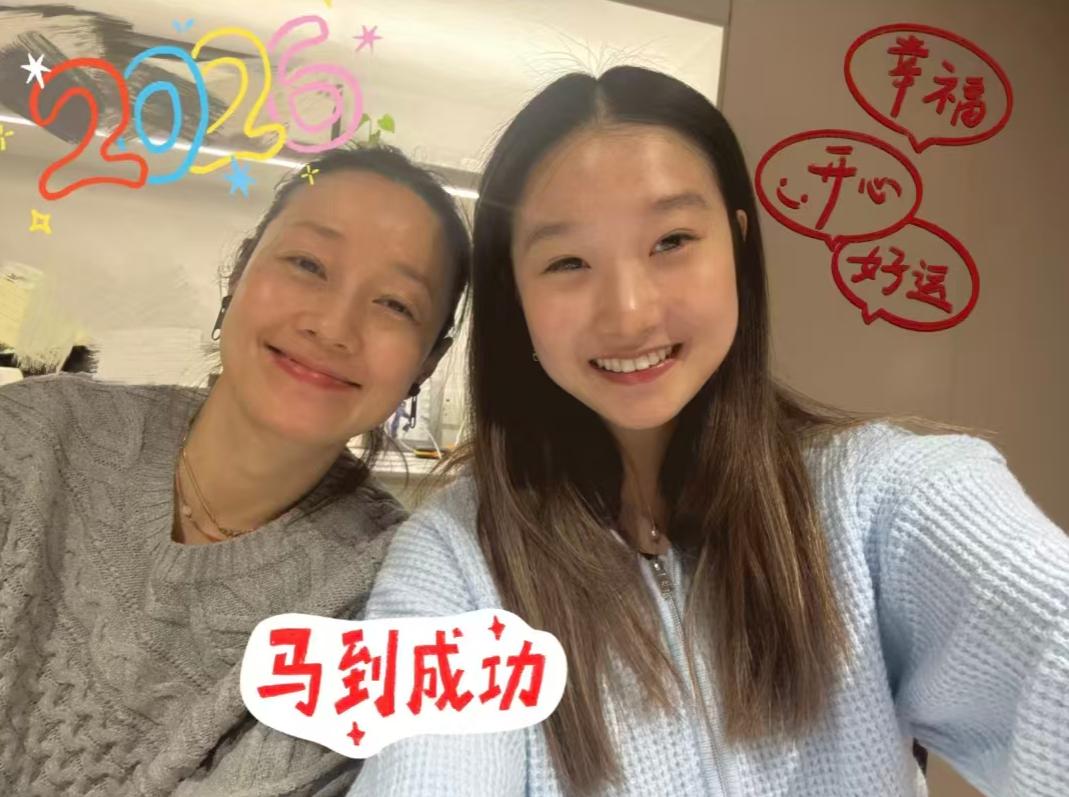 马伊琍陪俩女儿跨年，49岁素颜出镜美得稳定，爱马和妹妹颜值超高
