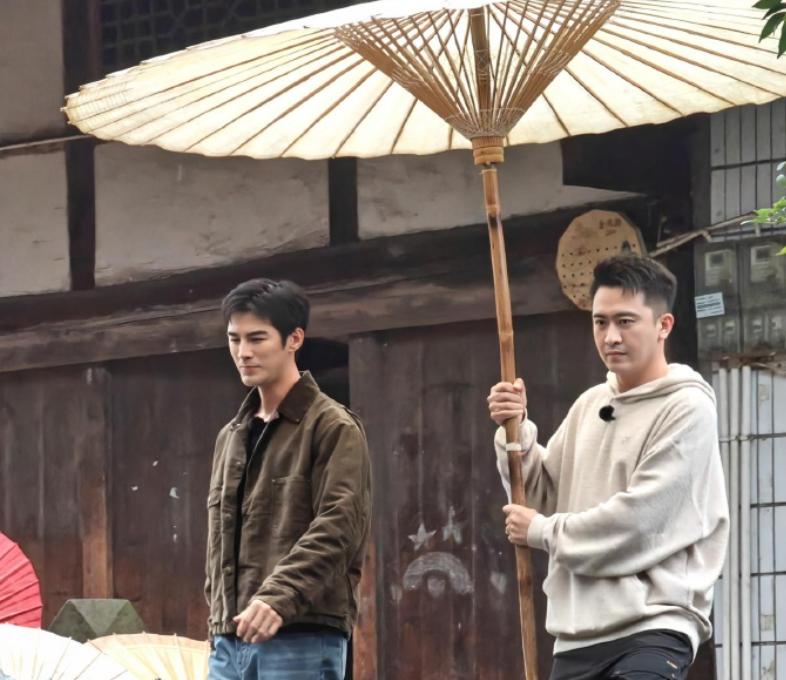 51岁主持人方琼：嫁给电视台领导，21岁儿子不仅长得像她还是学霸