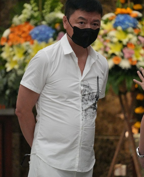 艾威为Lisa举行葬礼,手捧亡妻遗照送别,伤心过度竟忘了带陪葬品