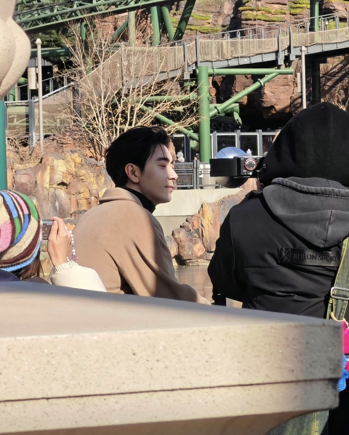 陈星旭现身北京环球影城，本人穿大衣好瘦好高好帅呀，好有气质！