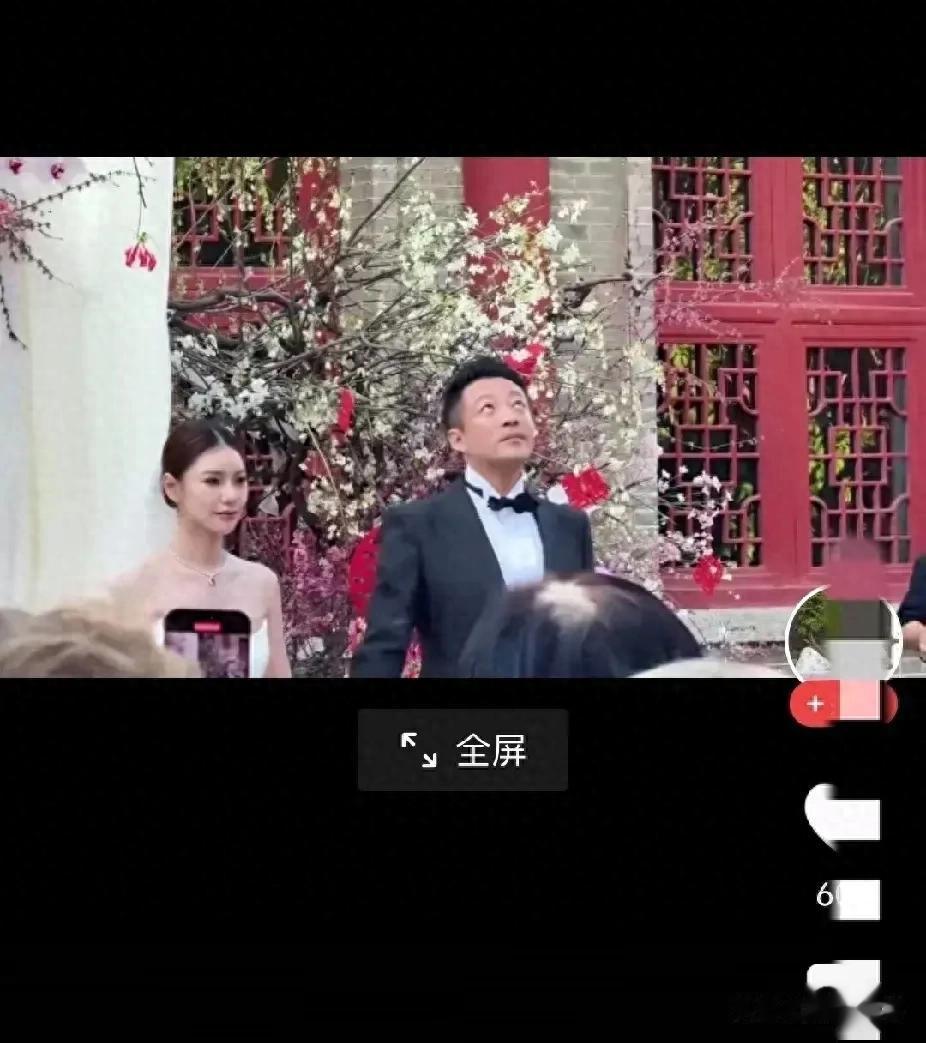 汪小菲婚礼现场这是咋了？拗嘴脸僵抬头望天 马筱梅全程不自知
