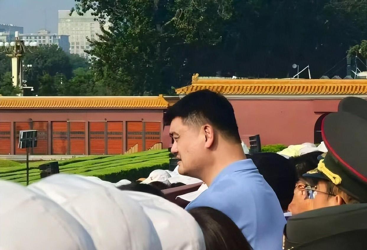 没想到,73岁唐国强受邀观礼阅兵刚一个月,竟再令所有人刮目相看