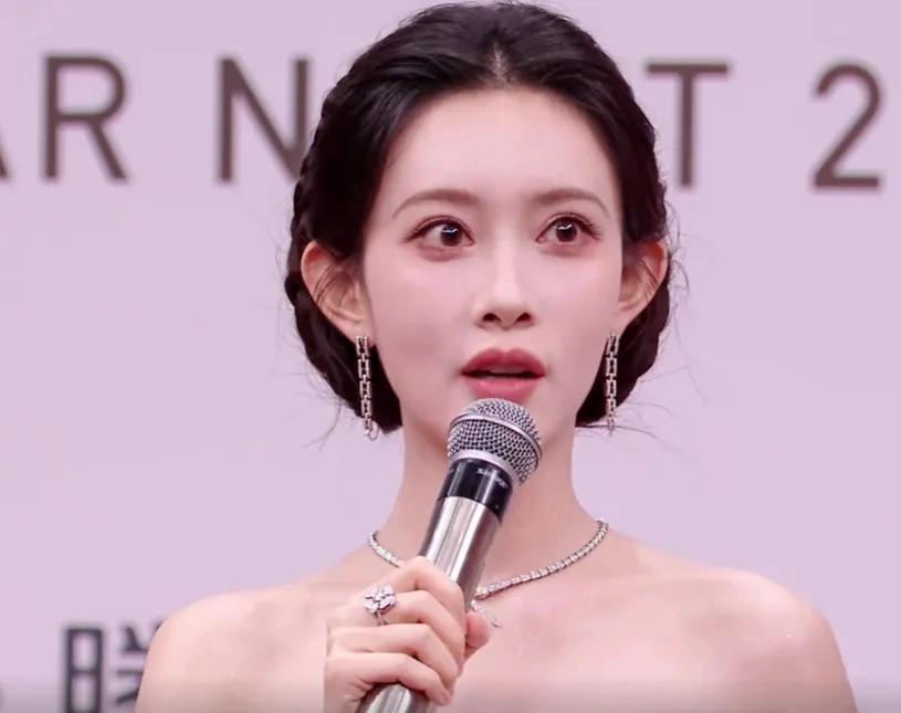 这一夜，妖艳四射的赵露思和鞠婧祎，败给了全“裹”出镜的宋佳！