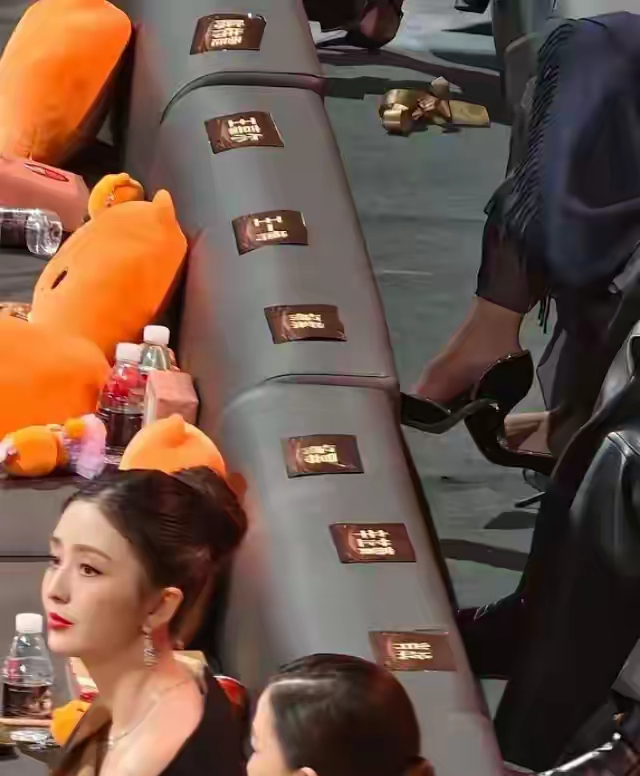 内娱风波再起！微博之夜陷座位风暴，肖战王一博“消失”，杨幂超话遭围攻沦陷