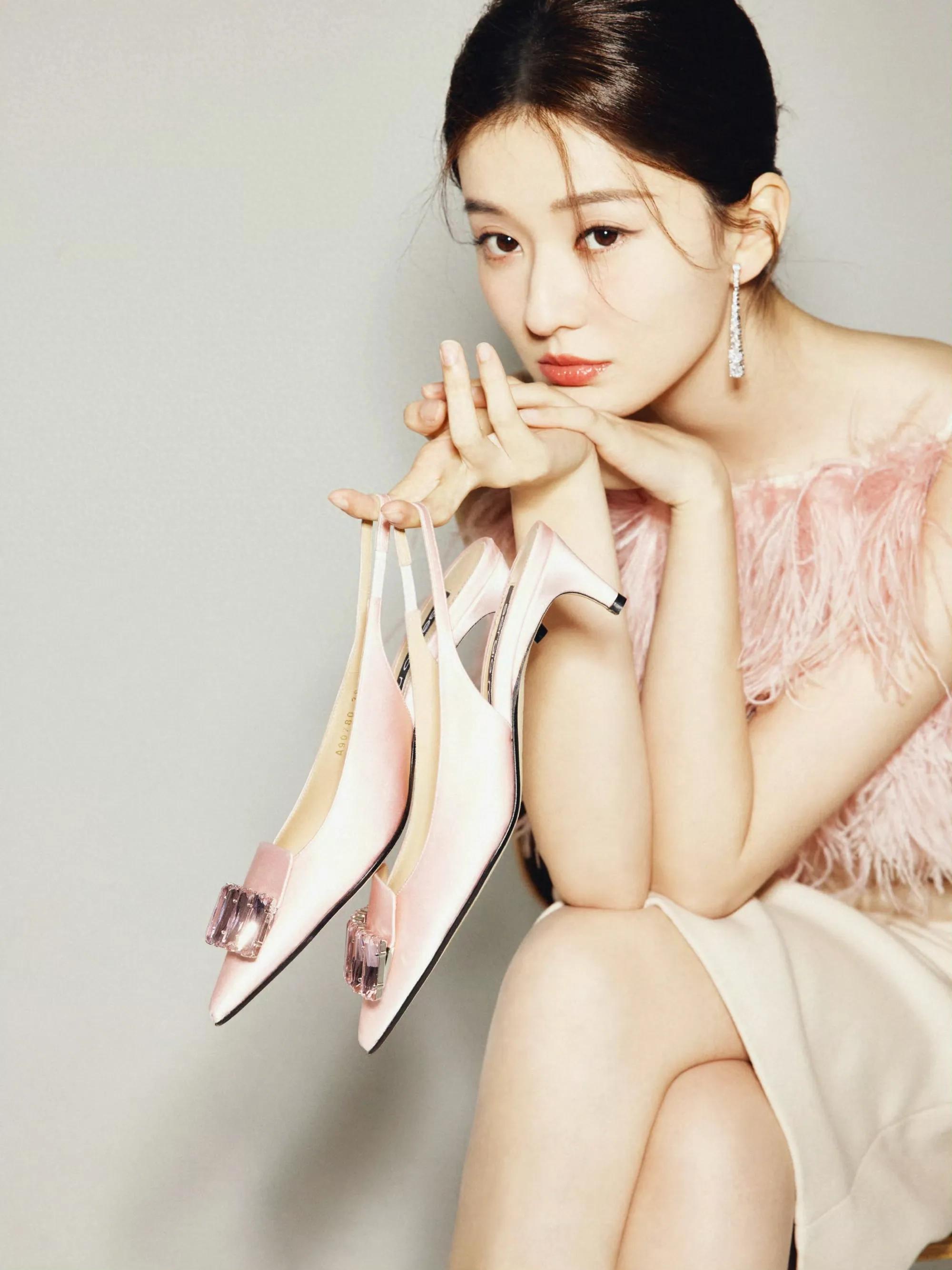 乔欣：淡粉色穿搭，长腿迷人