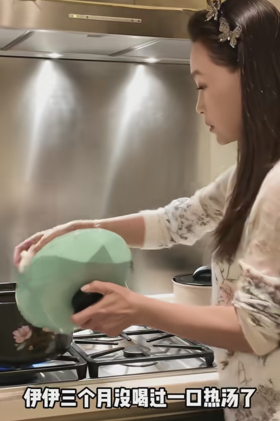 詹小楠女儿回国，睡到2点不起，全家一起包饺子，外公气质出众