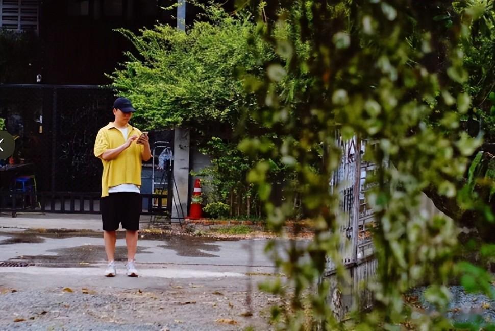 58岁李静飞清迈陪戴军过春节,两个人手牵手散步,相处更像夫妻