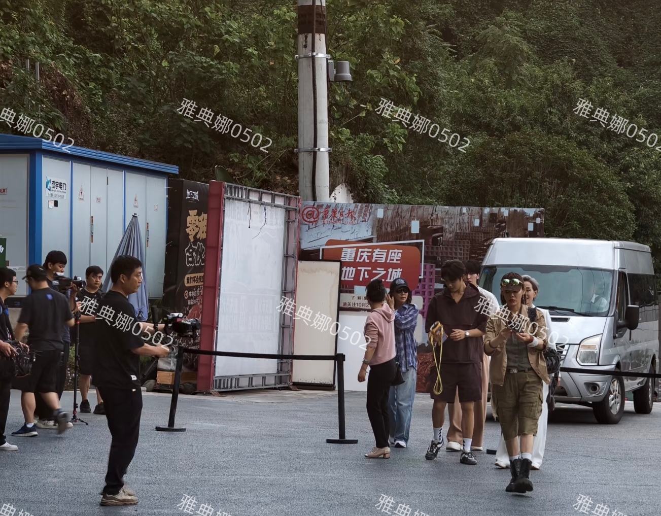 刘晓庆真牛在贵州时她摔伤了,今天又打着石膏生龙活虎的出现了