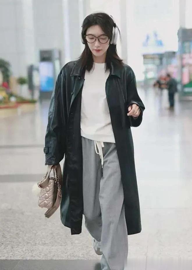 江疏影机场私服真时髦！皮风衣+白色T恤+阔腿裤，随性松弛又高级