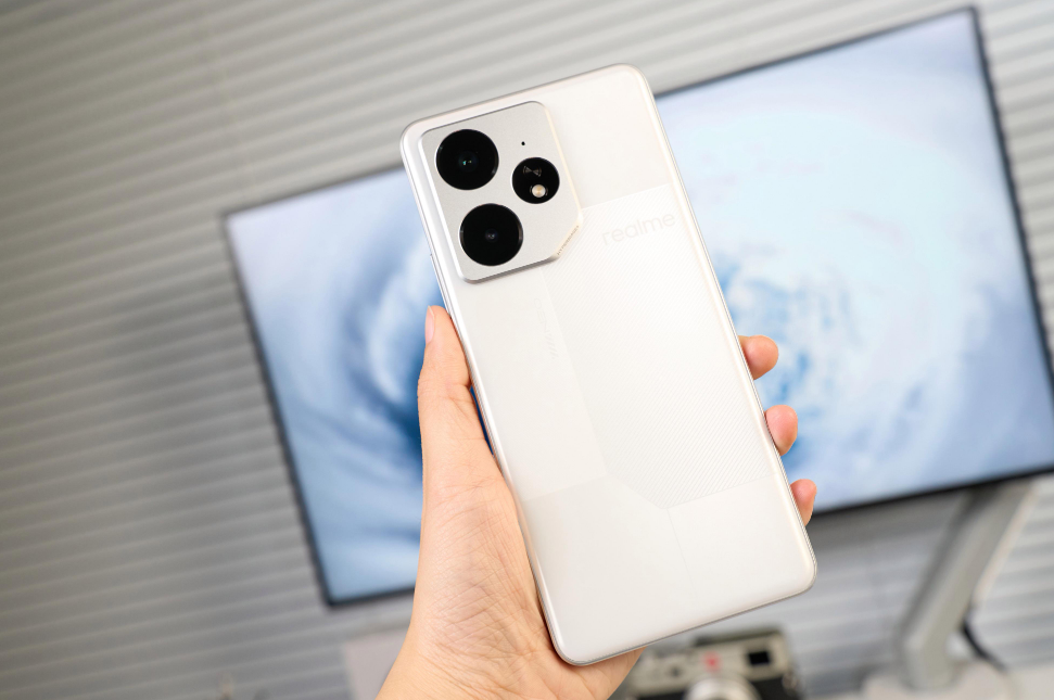 千元机市场诞生“新黑马”,天玑9300+7000mAh,如今跌至1275元起