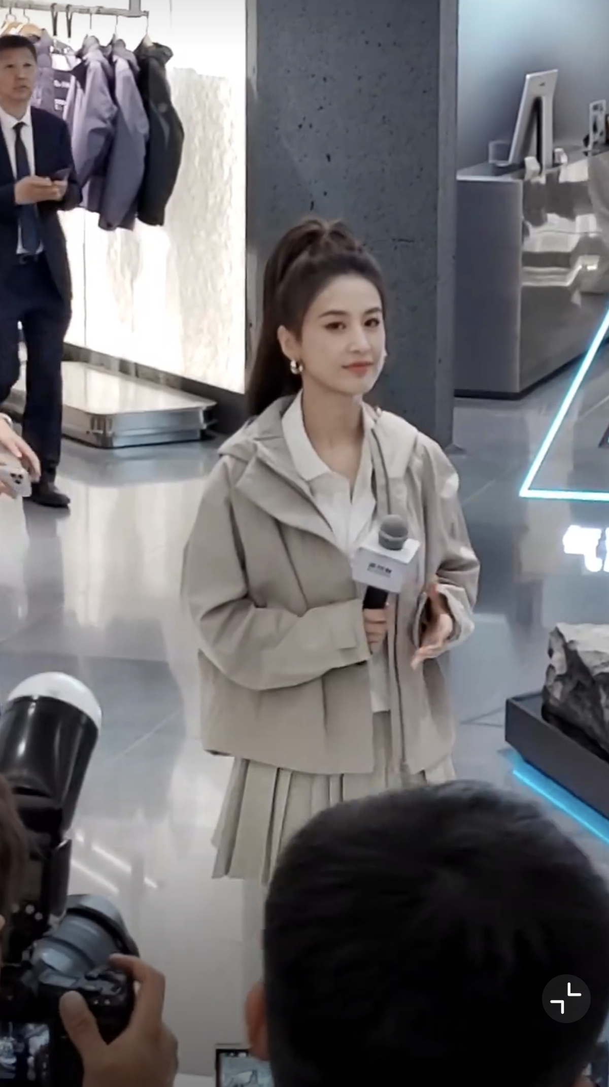 黄圣依活动近照,恢复单身的她越来越漂亮了,女明星要努力干事业