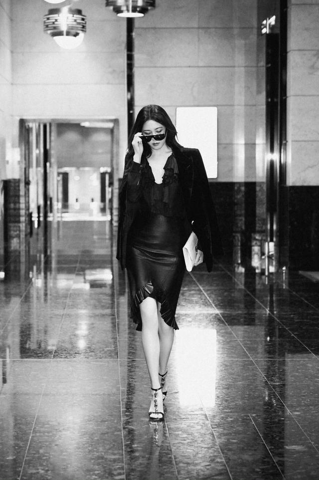 曾黎黑酷穿搭，明艳多姿 ，女人味十足