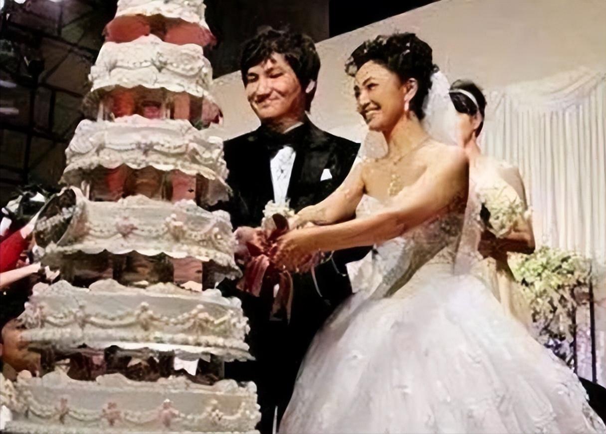 她曾被陈坤陆毅追求，最后却嫁给“丑丈夫”，今掌管半个娱乐圈