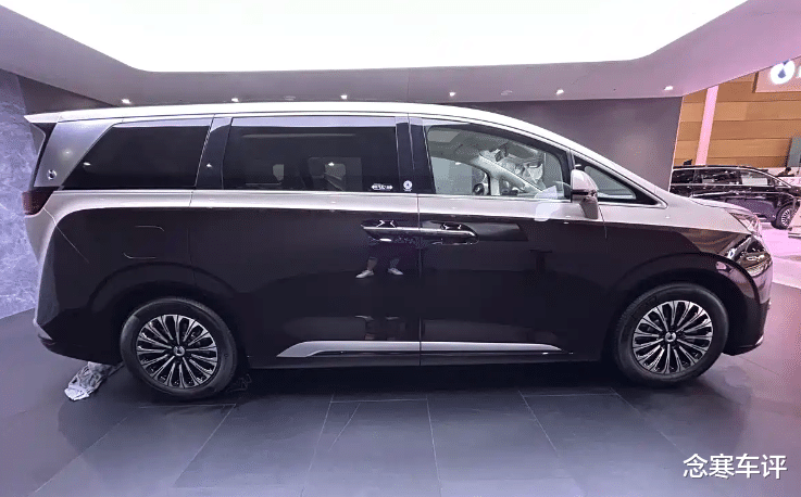 别再说坐MPV晕车！腾势D9标配云辇-C智能悬挂，过减速带如履平地