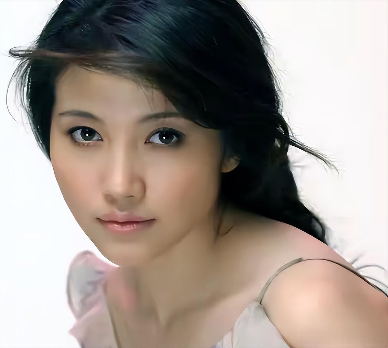 52岁颜丙燕“阿姨恋”没多久，逛街竟被认成母子，男友做法不错