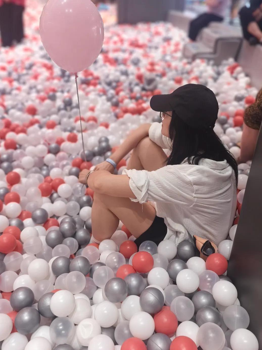 偶遇王传君和老婆带娃散步，齐溪打扮精致漂亮，他像是“流浪汉”