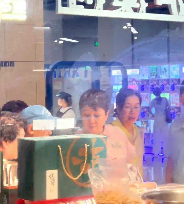 赌王四太背爱马仕包逛街，她步伐轻快，何超盈的保姆珍姐在她身边