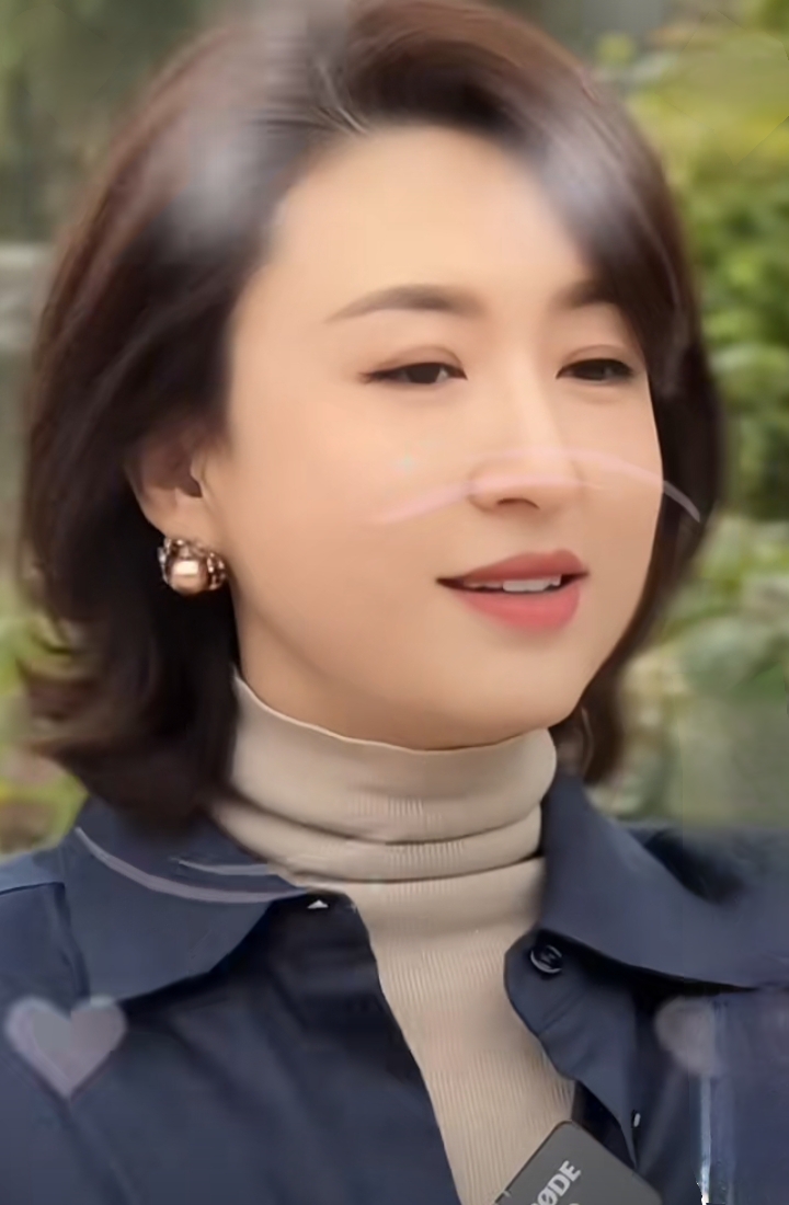 张蕾亮相文化活动，素雅穿搭尽显东方知性韵味