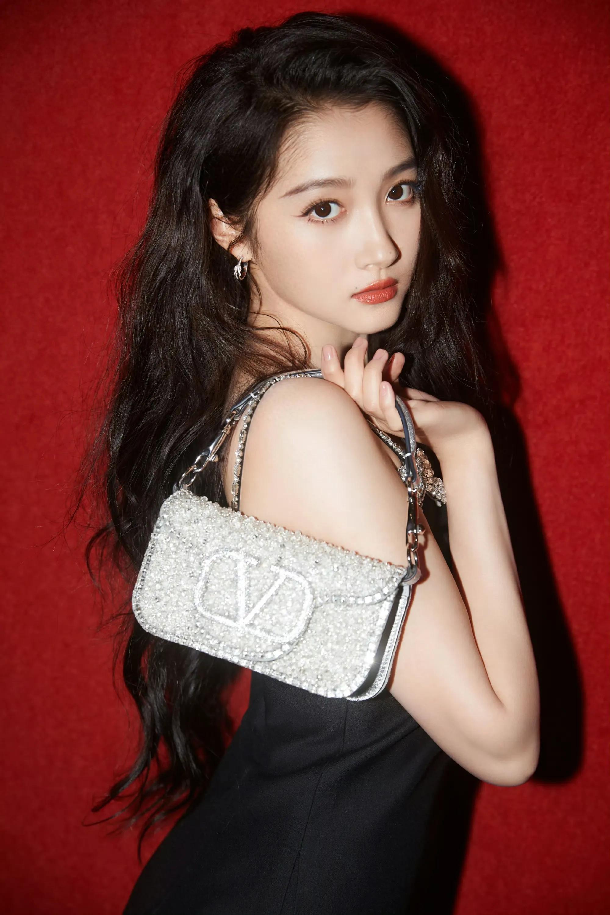 关晓彤小黑裙性感十足