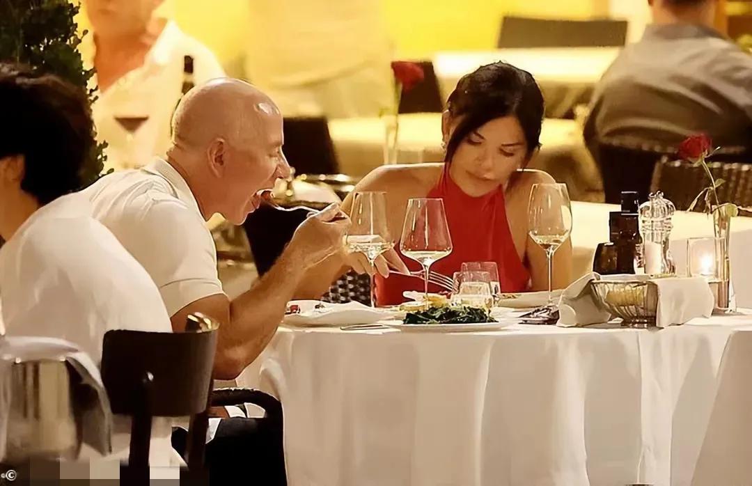 桑切斯穿短裙腿肚肌肉醒目,蹬细跟凉鞋丑到爆,腋窝一症状爆隐私