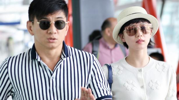 吴奇隆微微发福，小16岁的刘诗诗打扮像个小姑娘，被宠着真幸福