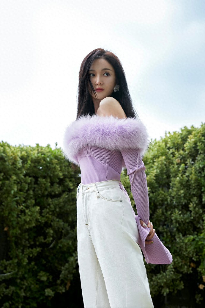 吴宣仪自带秀场基因！一站即焦点，那里就是她的专属 T 台