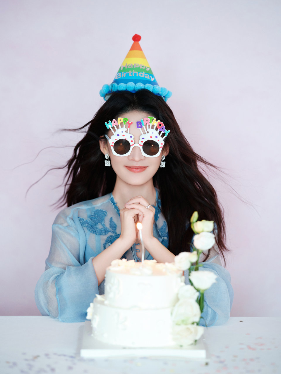 35岁李沁晒照庆生！对着蛋糕许愿灵动搞怪，综艺戏约不断红气养人
