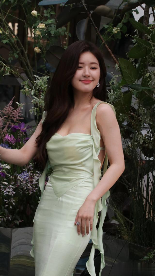 原来路人镜头下26岁的赵露思这么丰满性感健康阳光！