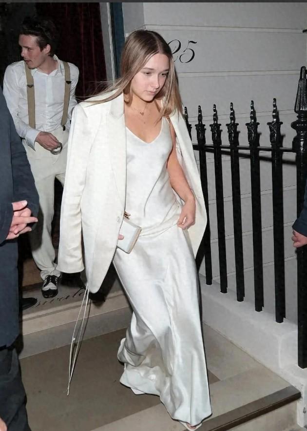 贝克汉姆小女庆14岁生日!大布和富婆妻回家送祝福,妹妹比爸有面